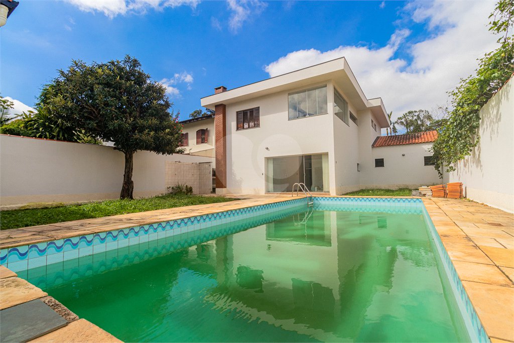 Sobrado à venda com 4 quartos, sendo 2 suítes, em Interlagos, São Paulo, SP