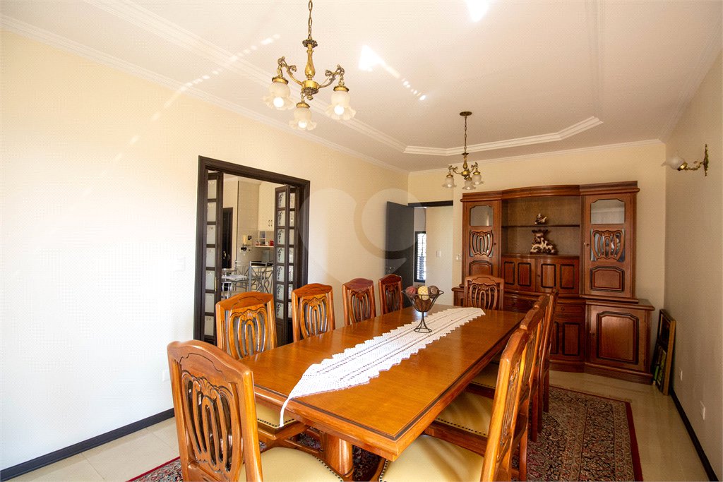 Sobrado à venda com 5 quartos, sendo 3 suítes, no Centro, São Roque, SP