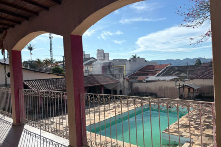 Casa à venda com 4 quartos, sendo 2 suítes,  em Vila Oliveira, Mogi das Cruzes, SP