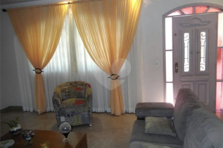 Sobrado à venda com 3 quartos, sendo 2 suítes, em Vila Júlia, Poá, SP