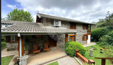 Casa à venda com 4 suítes em Vila Natal, Campos do Jordão, SP