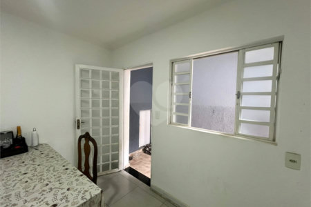 Sobrado à venda com 3 quartos, sendo 1 suíte, em Lopes de Oliveira, Sorocaba, SP