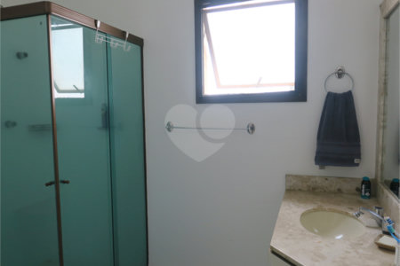 Casa à venda com 4 quartos, sendo 2 suítes, no condomínio Vila das Flores, São Paulo - SP