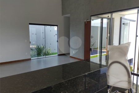 Casa no condomínio Parque Faber IV