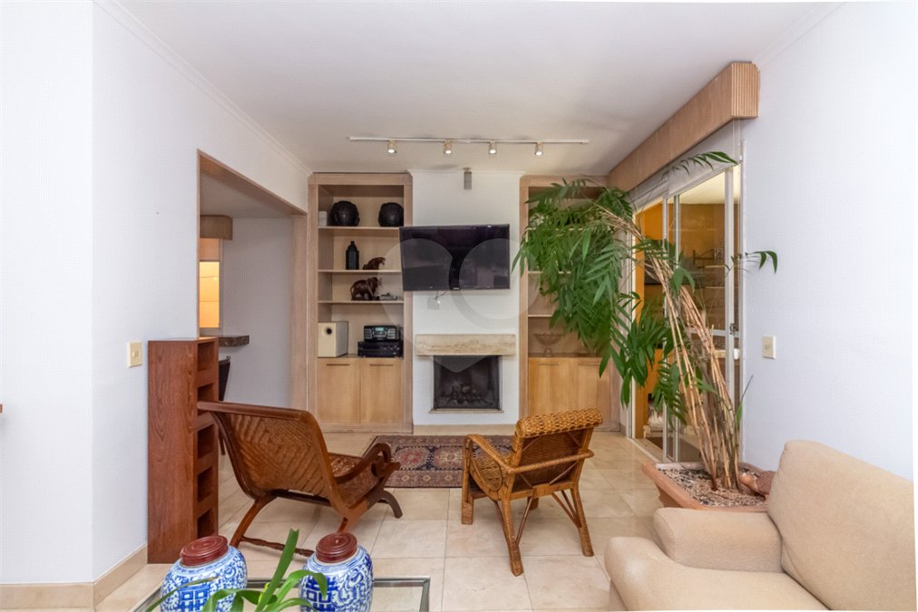 Casa à venda com 4 quartos, sendo 2 suítes, em Alto da Boa Vista, São Paulo, SP