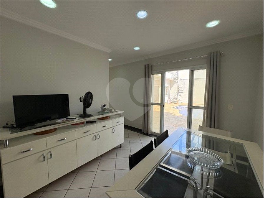 Casa à venda com 5 quartos, sendo 3 suítes, no condomínio Granja Olga III, Sorocaba - SP