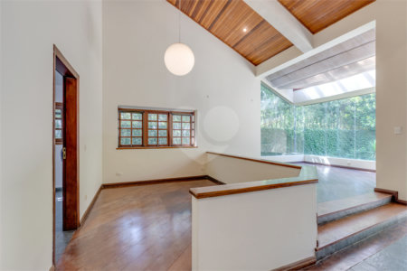 Casa à venda com 5 quartos, sendo 3 suítes, no condomínio Granja do Morumbi, São Paulo - SP