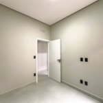 Indaiatuba - Jardim Bom sucesso - Área total: 150m² - Área construída: 115m² - 3 dormitórios sendo 1 suíte com armário planejado;Sala para dois ambientes; Banheiros com box gabinetes e espelhos; Área gourmet com churrasqueira a carvão e móveis planejados; Lavanderia coberta; Ar condicionado na sala