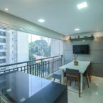 Espaço, conforto e uma localização privilegiada fazem deste apartamento mobiliado no Baeta Neves, em São Bernardo do Campo, uma excelente opção para seu novo lar. Com 118 m², três dormitórios e quatro banheiros, o imóvel oferece ambientes amplos para acomodar a família e receber amigos com comodidad