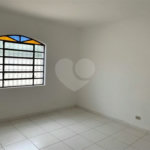 Casa espaçosa com 3 quartos, suíte, quintal e 2 vagas na Vila Santa Catarina