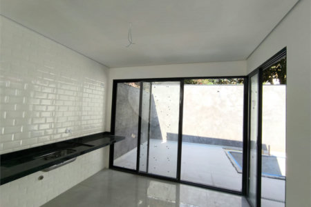 Casa à venda com 3 quartos, sendo 1 suíte, no condomínio Villagio Brasil, Atibaia - SP