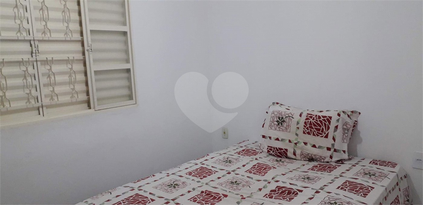 Casa térrea com 3 dormitórios, sendo 1 suíte.