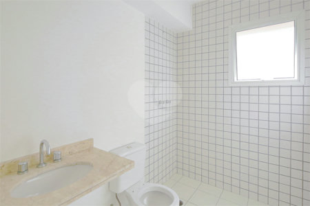 Casa à venda com 4 quartos, sendo 2 suítes, no condomínio Bristol Village, São Paulo - SP