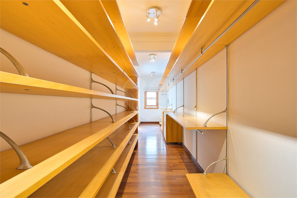 Casa Térrea à venda com 5 quartos, sendo 3 suítes, em Alto da Boa Vista, São Paulo, SP