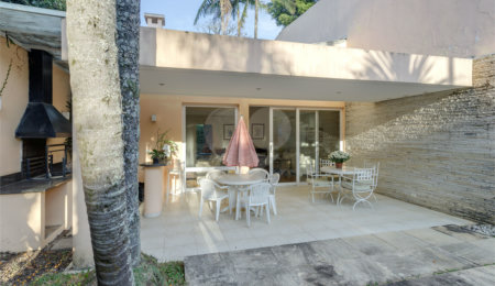 Casa à venda com 4 quartos, sendo 2 suítes,  em Chácara Monte Alegre, São Paulo, SP