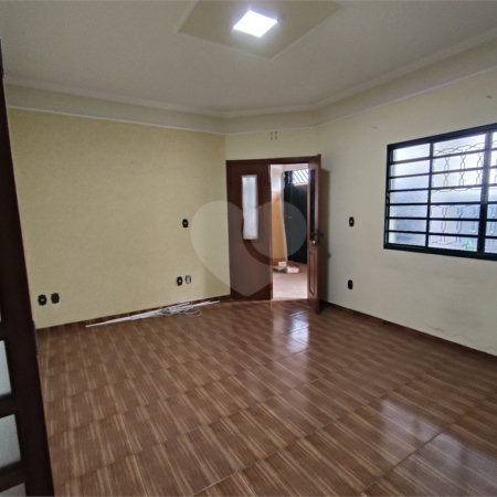 Casa para alugar com 4 quartos, sendo 1 suíte, em Vila Judite, Itapetininga, SP