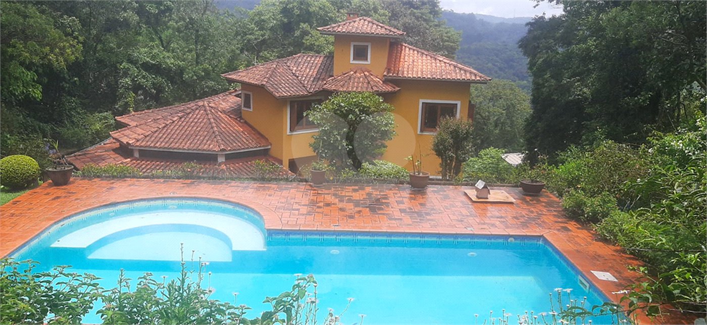 Casa à venda com 5 quartos, sendo 4 suítes, no condomínio Alpes da Cantareira, Mairiporã - SP