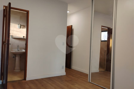 Sobrado à venda com 3 quartos, sendo 1 suíte, em Vila Paulista, São Paulo, SP