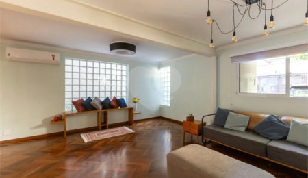Sobrado à venda com 3 quartos, sendo 2 suítes,  em Jardim Leonor, São Paulo, SP