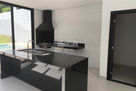 Casa à venda com 5 quartos, sendo 3 suítes, no condomínio Figueira Garden, Atibaia - SP