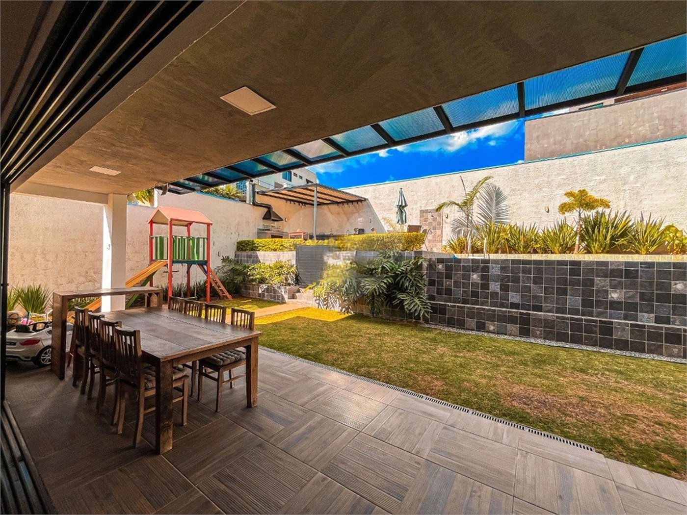 Casa à venda com 4 quartos, sendo 3 suítes,  no condomínio Vintage, Cotia - SP