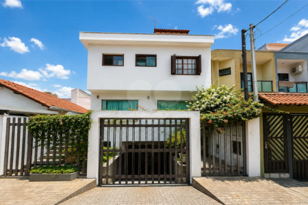 Sobrado à venda com 4 quartos, sendo 2 suítes, em Vila Pires, Santo André, SP
