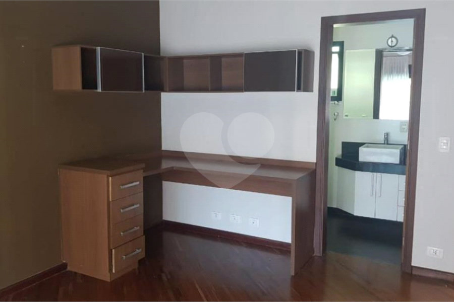 Sobrado à venda com 4 suítes em Horto, São Paulo, SP