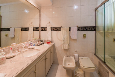 Casa à venda com 4 quartos, sendo 3 suítes, em Vila Sônia, São Paulo, SP