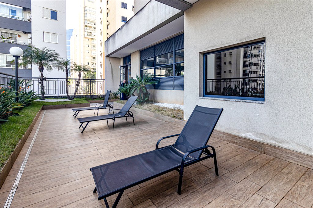 Itaim ! Studio ,muito bem localizado ! vaga de garagem !