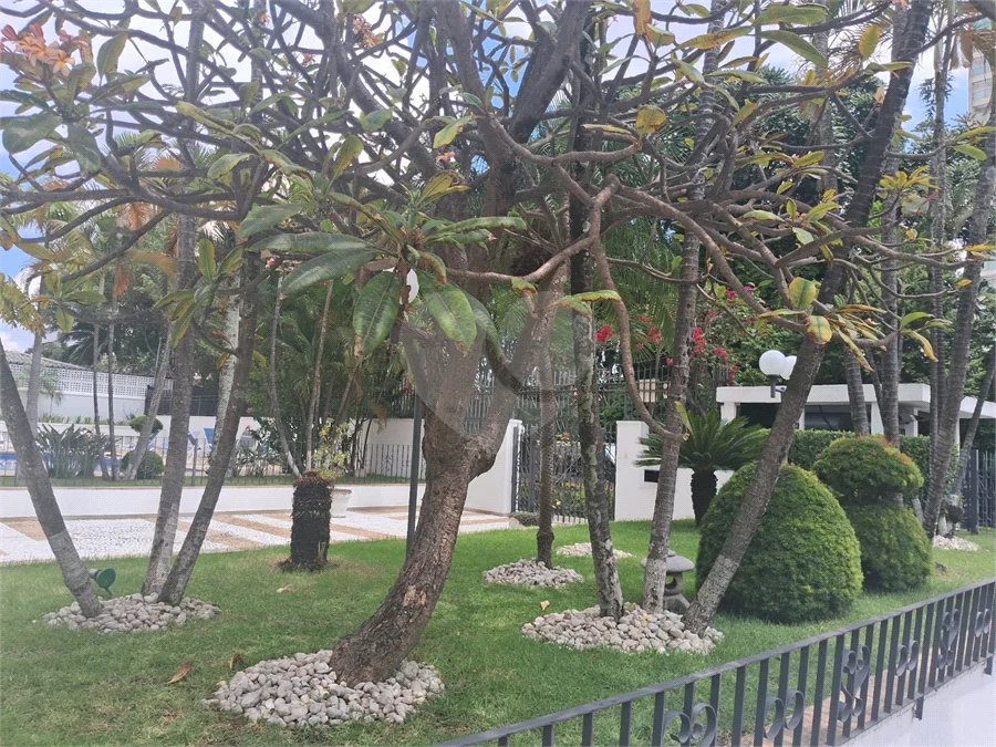 Prédio com portaria 24 horas, e lazer. Apartamento com 3 dormitórios, uma suíte, 2 vagas de garagem