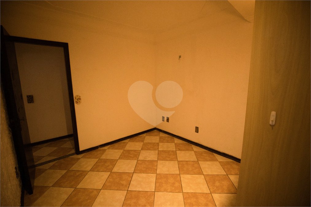 Casa com 4 Dormitórios e área de lazer com piscina