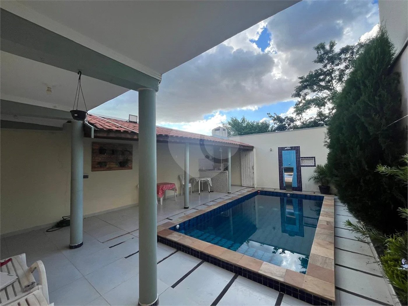 Casa ampla no bairro Terra Rica com 3 pavimentos e excelente estrutura.