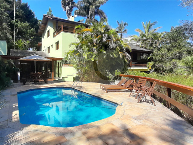 Casa à venda ou para alugar com 4 quartos, sendo 3 suítes,  no condomínio Sausalito, Mairiporã - SP