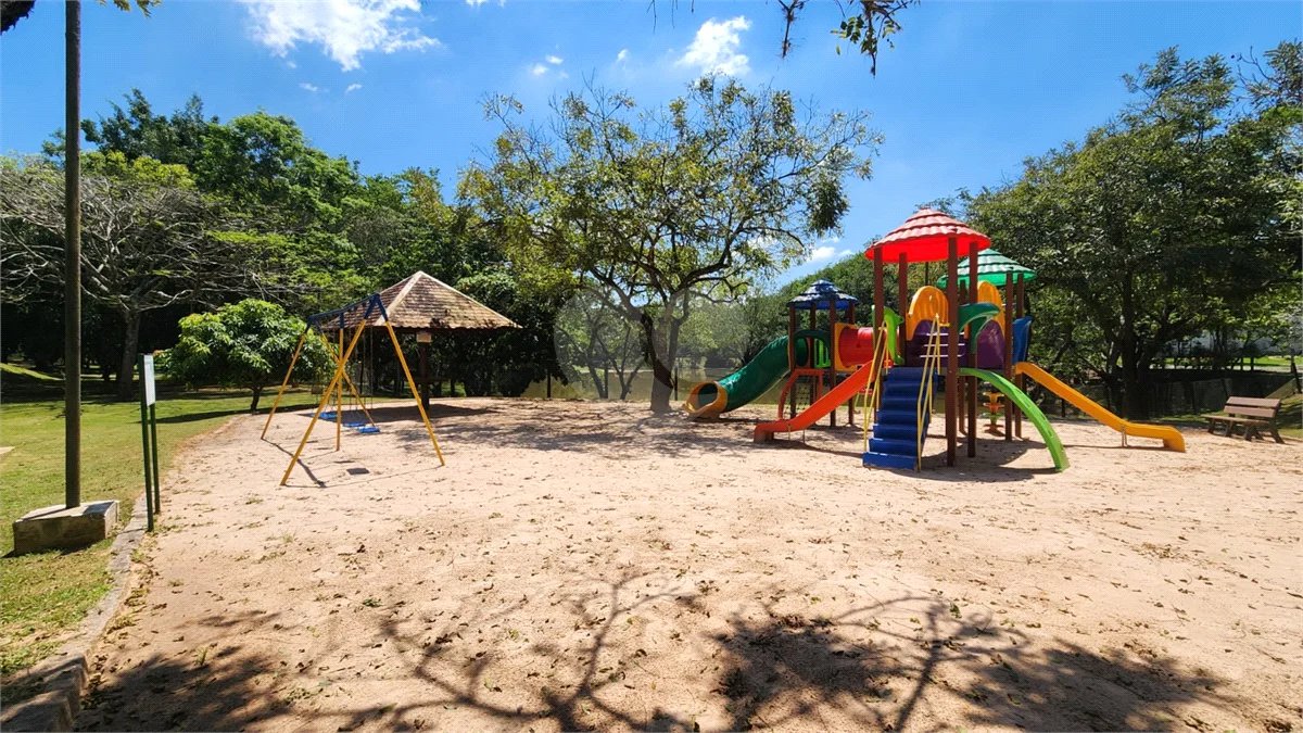 Terreno à Venda com 450m2 em Condomínio Fechado na Cidade de Louveira/SP