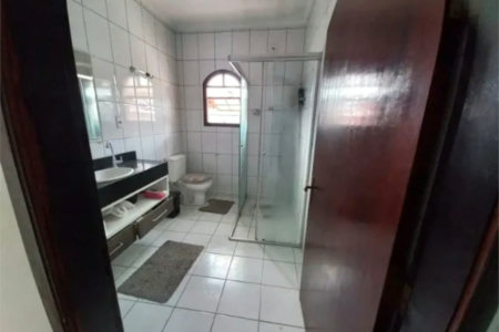 Sobrado à venda com 4 quartos, sendo 1 suíte, em Santo Antônio, Osasco, SP