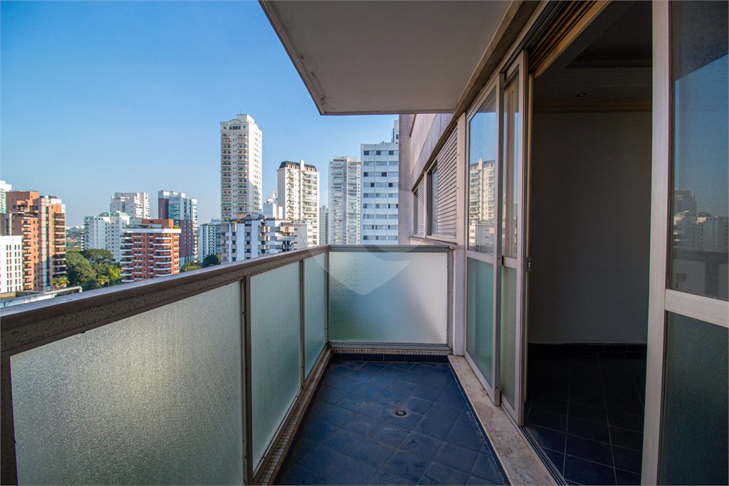 Apartamento à venda com 3 quartos, sendo 1 suíte, em Campo Belo, São Paulo, SP