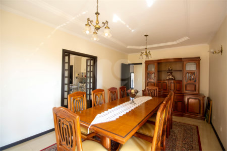 Sobrado à venda com 5 quartos, sendo 3 suítes, no Centro, São Roque, SP