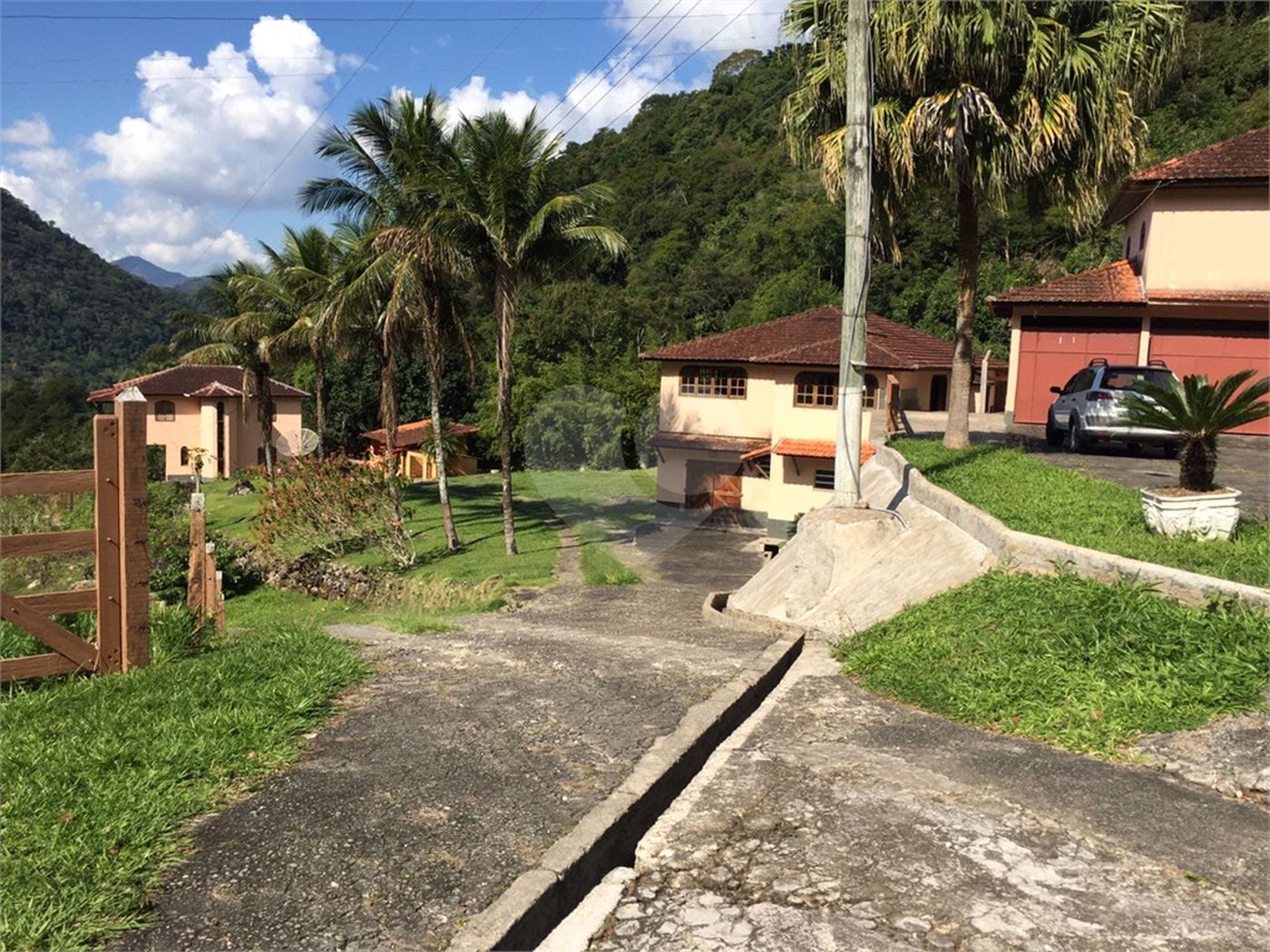 Fazenda à venda com 7 quartos, sendo 3 suítes, em Professor Souza, Casimiro de Abreu, RJ