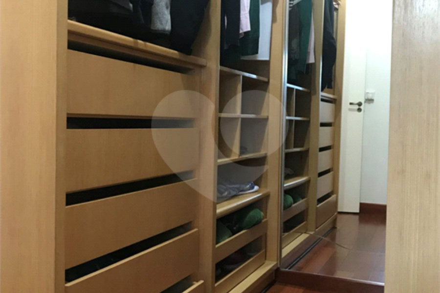 Casa à venda com 4 quartos, sendo 3 suítes, no condomínio Alpes da Cantareira, Mairiporã - SP