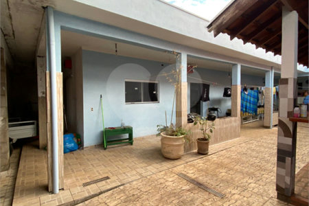 Casa Térrea com 2 dormitórios, sendo 1 suíte.