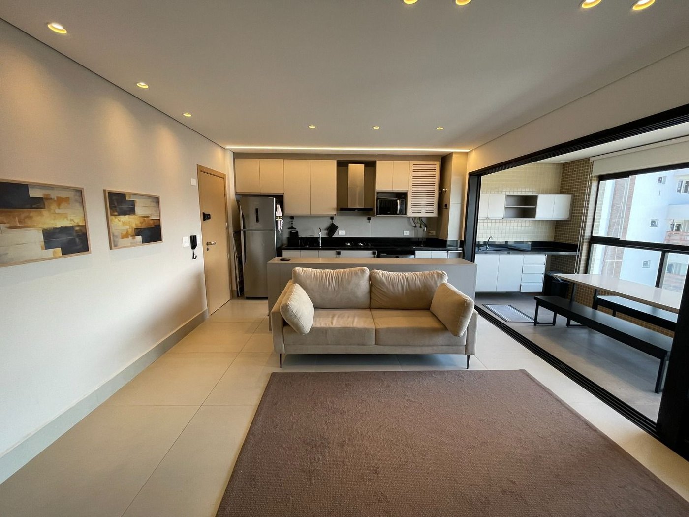 Apartamento 2 dormitórios (1 suíte), porteira fechada, 1 vaga demarcada, no José Menino, Santos