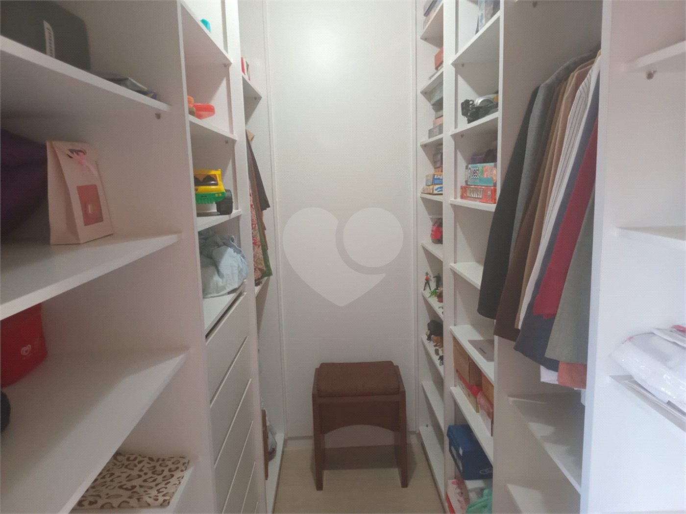 Casa à venda com 4 quartos, sendo 3 suítes, no condomínio Arco Iris, Atibaia - SP