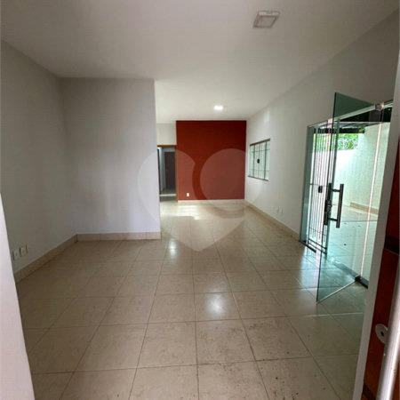 Casa à venda com 3 quartos, sendo 1 suíte, em Jardim Santa Marta, Cuiabá, MT