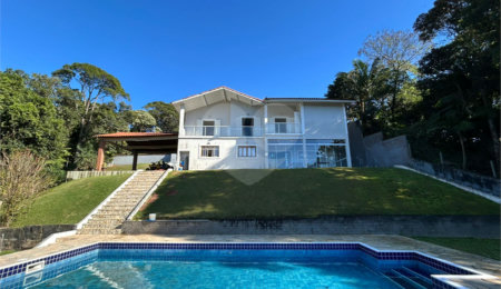 Casa à venda ou para alugar com 4 quartos, sendo 1 suíte,  no condomínio Alpes da Cantareira, Mairiporã - SP