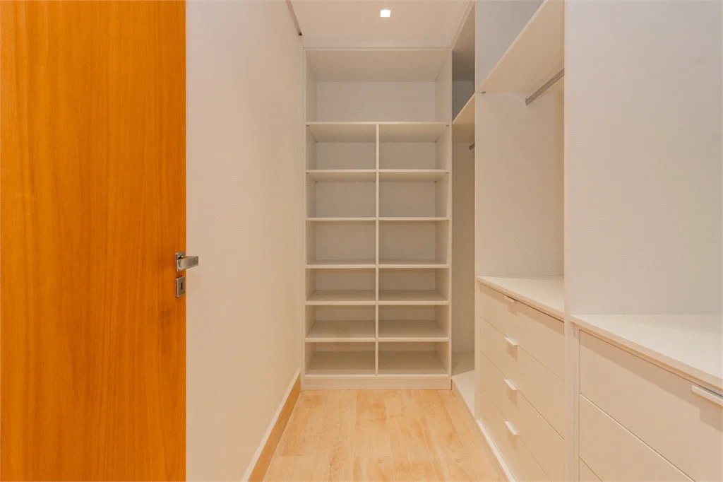 Casa à venda com 4 quartos, sendo 1 suíte,  em Jardim Guedala, São Paulo, SP