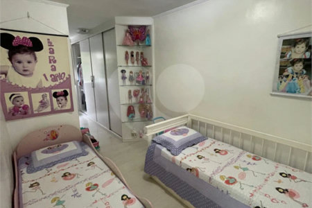 Casa à venda com 3 quartos, sendo 1 suíte, no condomínio Residencial Villagio Vitória, Guarulhos - SP