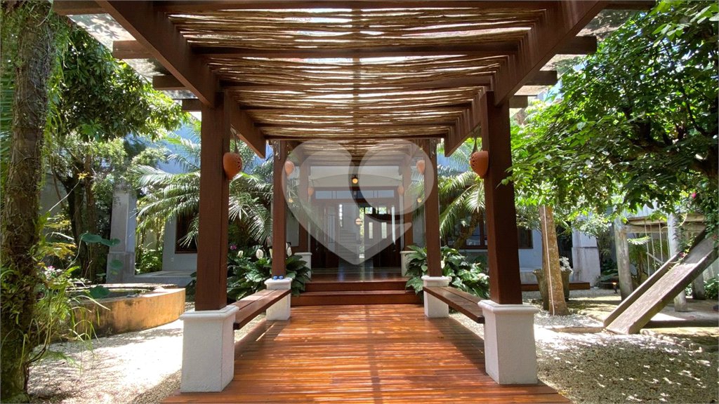 Casa à venda com 1 quarto, sendo 3 suítes, no Centro, Porto Seguro, BA
