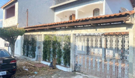 Sobrado à venda com 4 quartos, sendo 1 suíte,  em Jardim Medina, Poá, SP