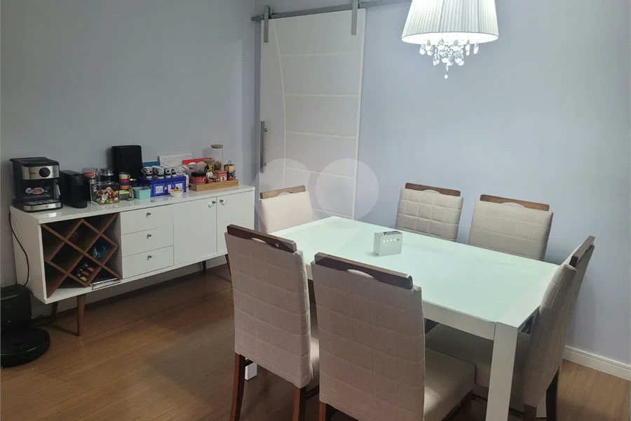 Apartamento de 03 dormitórios totalmente reformado com 02 vagas de Garagem escrituradas e livres.