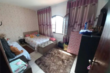 Sobrado à venda com 4 quartos, sendo 1 suíte, em Santo Antônio, Osasco, SP